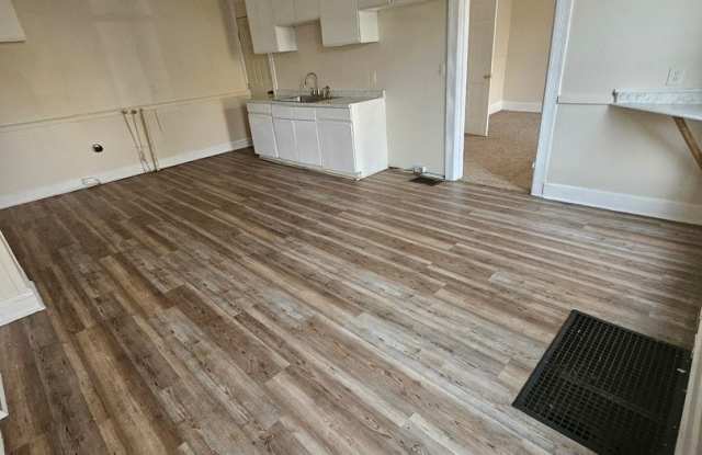 4 bedroom townhouse style unit on west side - 701 West 18th Street, Erie, PA 16502