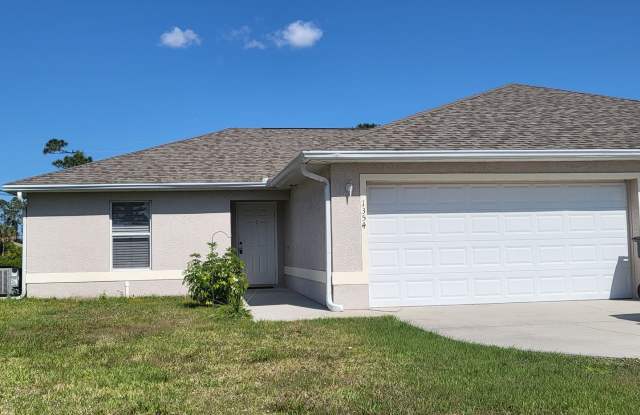 WOODHAVEN ESTATES / NORTH PORT / ONLY $ 1750 PM / 2 BEDS + DEN photos photos