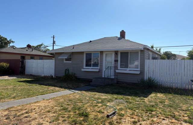Cute Home in Ephrata - 123 G Street Northeast, Ephrata, WA 98823