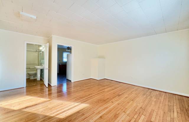 Charming 2-Bedroom Duplex! Gallery 3