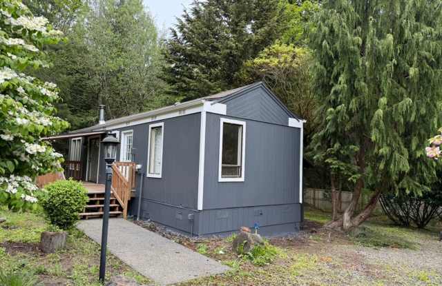 Cozy Oak Bay Retreat: Bright 1 Bedroom With Wood Stove and Private Deck photos photos