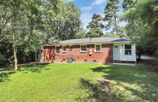 Brick Ranch w/Great Yard! Minutes From Uptown Charlotte! Gallery 3