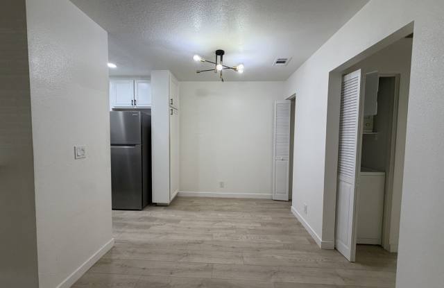 Lower: 2 Bedroom 2 Bath Gallery 4