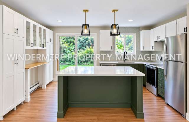 Sunny and Open Rambler in Natural Setting, Fully Fenced Large yard, Additional office space Gallery 4