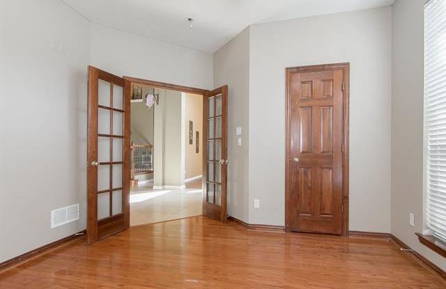 4105 Silverthorne Street Gallery 4