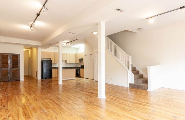 HUGE 3BR/2BA Duplex UP Close to Blue Line  NO SECURITY DEPOSIT! photos photos