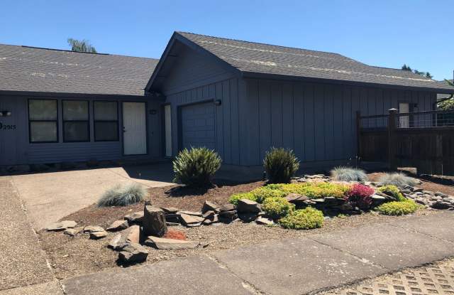 2-bedroom 2-bathroom duplex with 2 garages in Eugene! photos photos