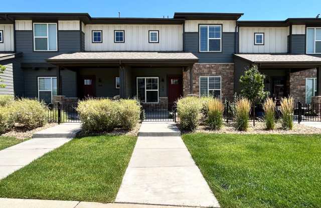 Beautiful 3 Bed 2.5 Bath Townhome with 2 Car Garage in Longmont photos photos