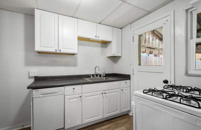 GORGEOUS 2 BEDROOM TOWNHOUSE IN DORMONT! FANTASTIC LOCATION!! - 32 Wenzell Place, Pittsburgh, PA 15216