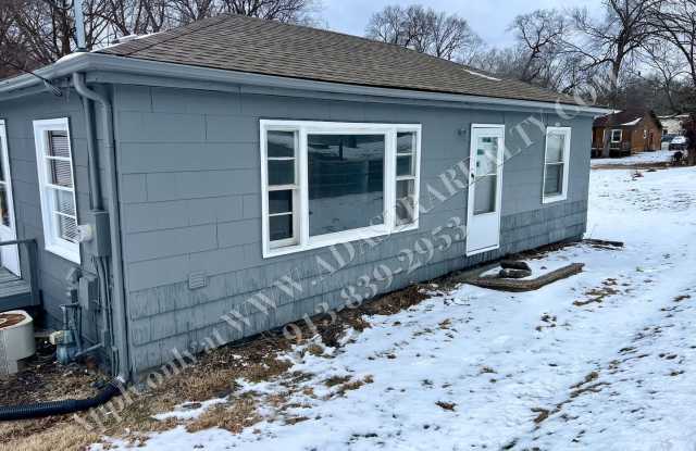 Updated 2 Bedroom 1 Bath House in North KC-Available NOW!! - 4500 North Brighton Avenue, Kansas City, MO 64117