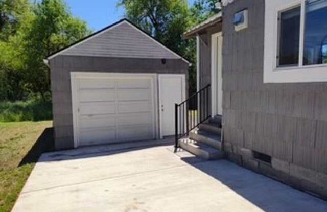 Adorable 2 Bedroom 1 Bath Single Story House with a Garage Gallery 4