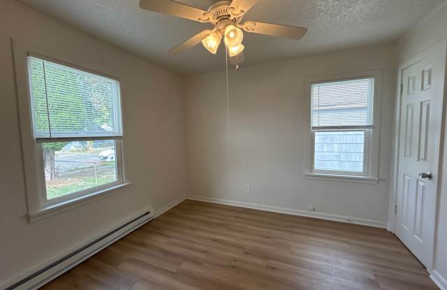 2 Bedroom / 1 Bathroom Home with Large Fenced Yard & Garage Gallery 4