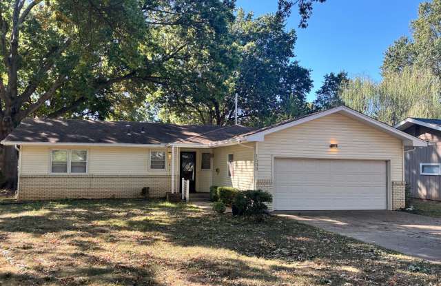 3 Bed 1.5 Bath 2 Car Garage Home available NOW!! Gallery 1