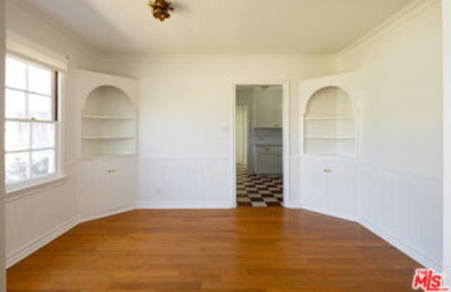548 El Medio Avenue Gallery 3