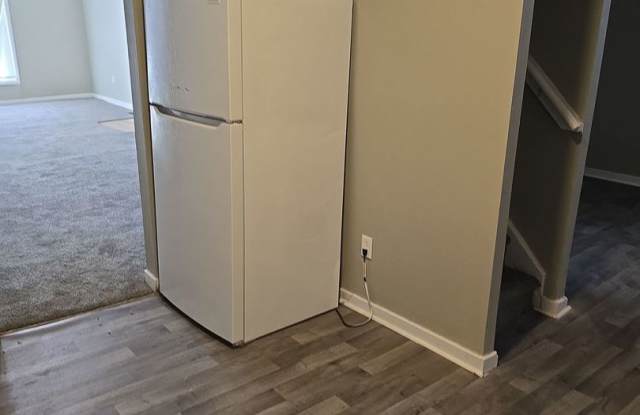 Spacious 2 Bedroom Home! Nice yard! Pet Friendly! Washer & Dryer Hookups! New Flooring! Gallery 3