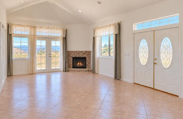 Country Style Living! 4bed+Bonus area/3.5 bath, 2000sqft+VIEWS Gallery 3