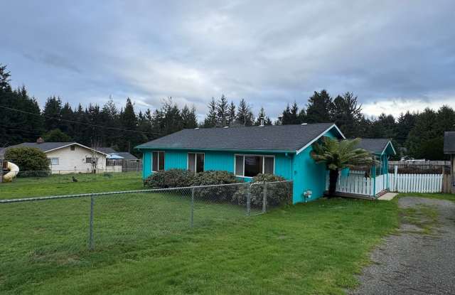 Large, fenced, sunny yard. 3/1.5 in Azalea Hill location in McKinleyville photos photos
