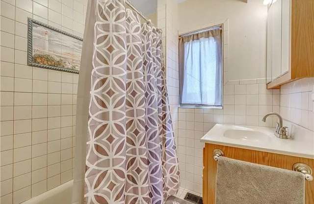 Large 3 Bed, 1 Bath - Central Air, Washer/Dryer - 726 Chartiers Avenue, McKees Rocks, PA 15136 Large 3 Bed, 1 Bath - Central Air, Washer/Dryer - 726 Chartiers Avenue, McKees Rocks, PA 15136