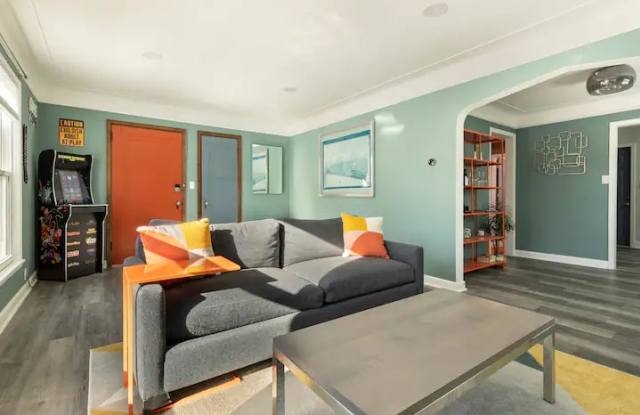 4340 W Broadway Ave - 4340 W Broadway, Robbinsdale, MN 55422