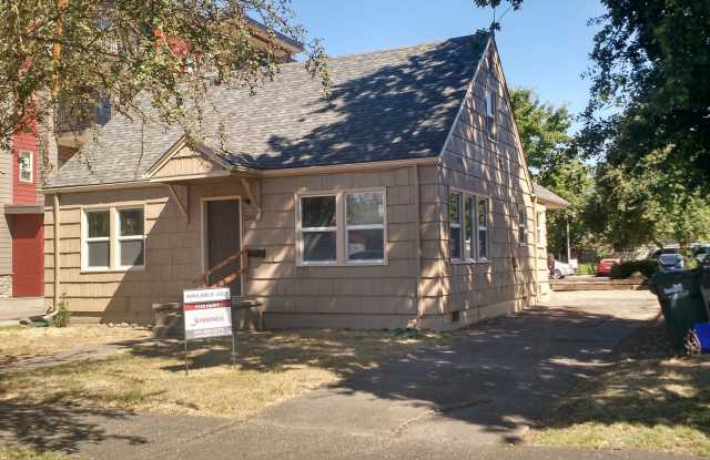 Vintage 2-Story 4BD/2BA Campus-Area Home! photos photos