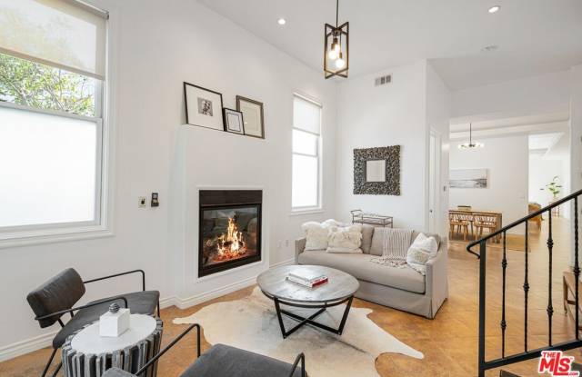 715 N Kilkea Dr unit: 1/2 photos photos