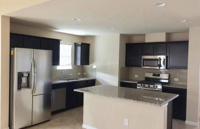 Room in 4 Bedroom Home at Bettylou Ln Gallery 3