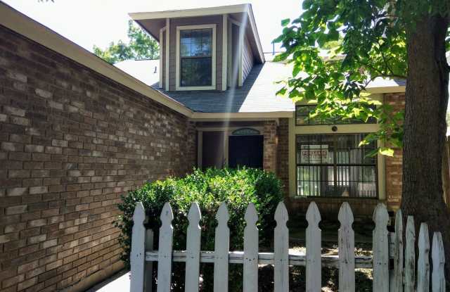 Spacious 3-Bedroom Home with Fireplace & Fenced Yard! Gallery 4