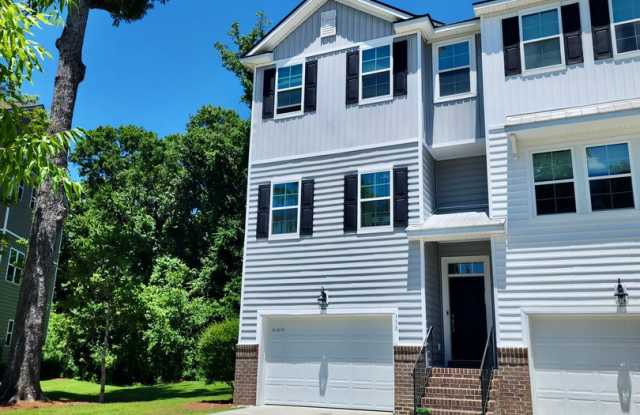 Well maintained end unit townhome in Grand Terrace at Grand Oaks - West Ashley photos photos