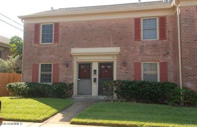 911 N Colonial Court photos photos