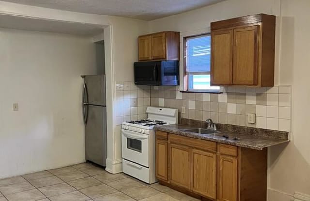 1030 Penn Street Reading PA 19602 - 2nd Floor-Rear - 1030 Penn Street, Reading, PA 19602