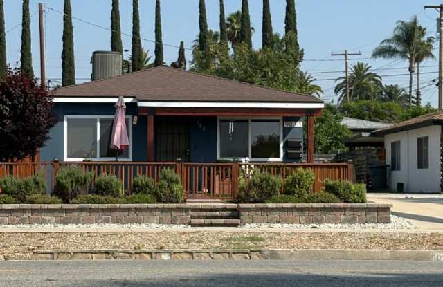 Cute and Cozy Ranch Style Home near the Heart of Beautiful Down Town Redlands! photos photos