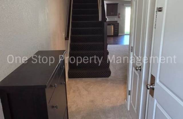 Charming 2 Bedroom / 2.5 Bathroom Townhome in Raymore!! Gallery 4