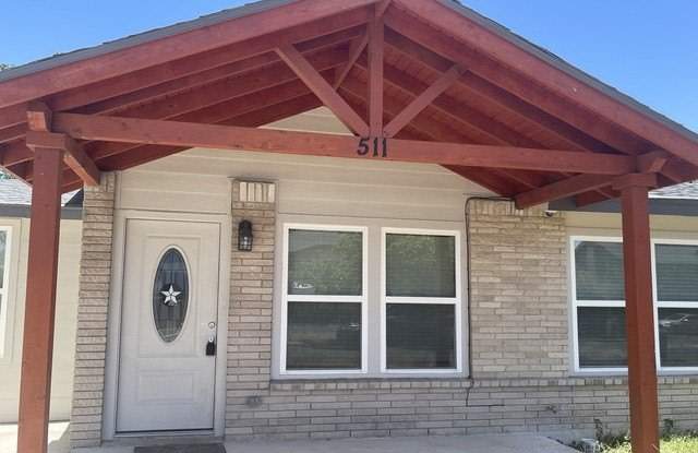 511 PINEWOOD LN Gallery 2