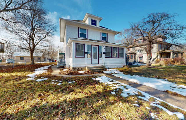 AVAILABLE AUGUST 15th! 2 Bedroom Duplex, Amazing Location! - 521 Northwestern Avenue, Ames, IA 50010