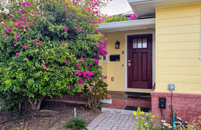 3BD/3BA - Beautifully Remodeled Glenmoor Home with Sparkling Pool and 2 Car Garage Gallery 4