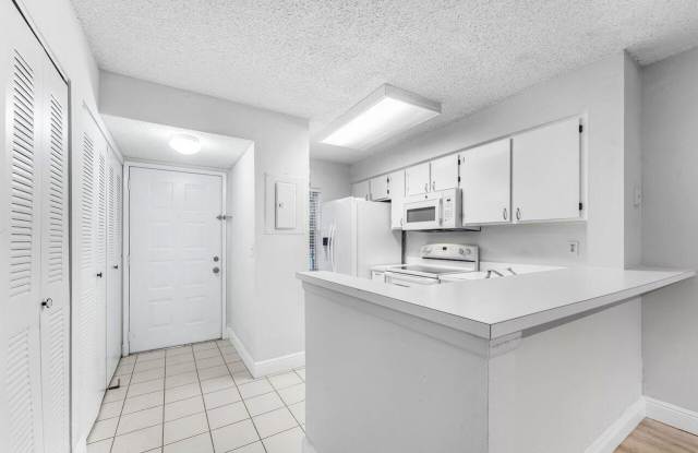 2230 N Cypress Bend Drive Gallery 2