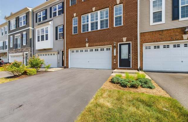 8924 ENGLEWOOD FARMS Drive Gallery 2