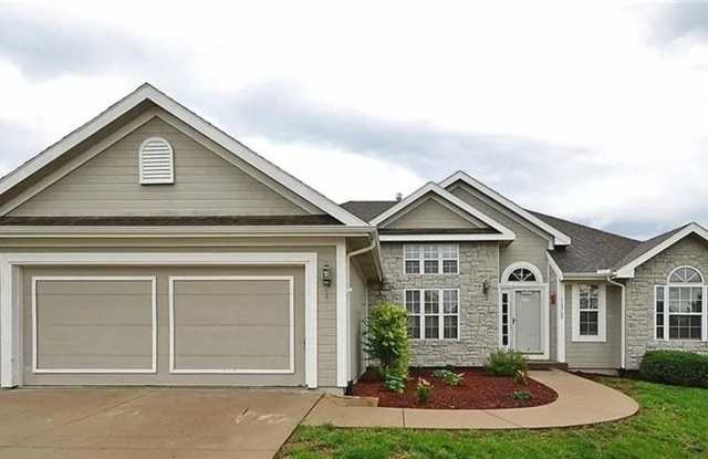 Stunning 4BR 3BA Home w/ Garage  Deck • Full Kitchen Suite • Deck in Platte City - 13365 Timber Park Lane, Platte County, MO 64079