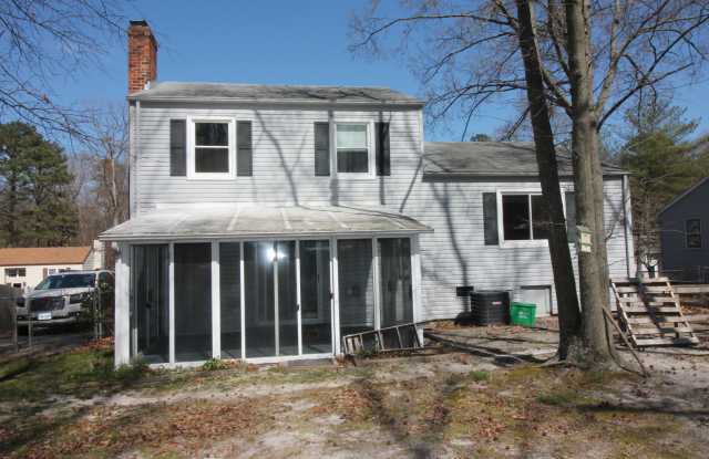 Updated 3-Bedroom, 1.5 bath, Tri-Level with Fenced Backyard – Available October 10! Gallery 4