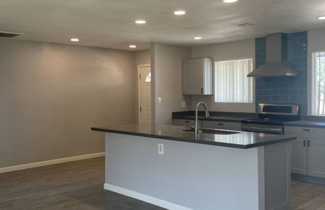 Updated 3-bed, 2-bath single-family home in a convenient Scottsdale location! Gallery 4