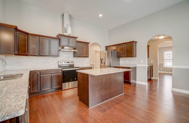 Wonderful Home On Large Lot seconds away from Lake Lyman. , District 5 Schools Gallery 1