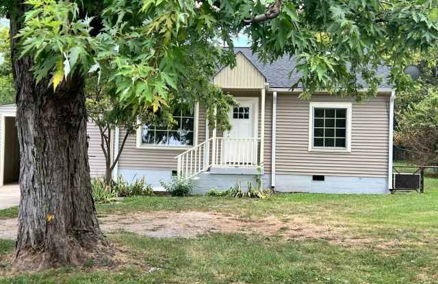 Cozy 2 Bedroom/ 1 Bath Cottage in West Nashville, Walk to Charlotte Park, Easy Interstate Access, Fenced Yard, Pet Friendly photos photos