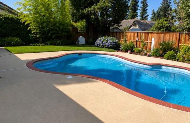 Bright & Updated 3 Bed/2.5 Bath Home in Woodward Lake – Pet Friendly with Pool! Gallery 3