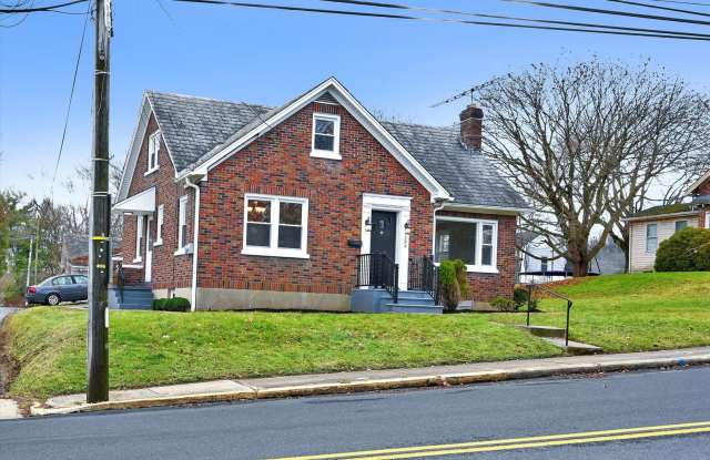 Classic 4br Cape Cod w/2 car detached Garage photos photos