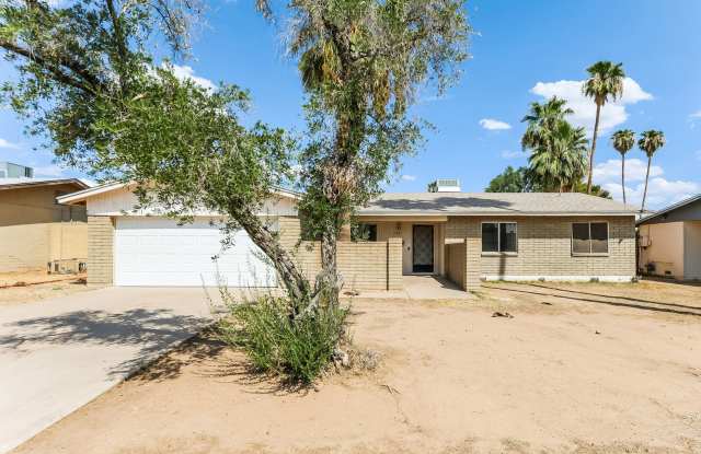 3 Bedroom + 2 Bathroom + 2 Car Garage Single Level Home in Centrally Located Phoenix - 9401 North 36th Drive, Phoenix, AZ 85051