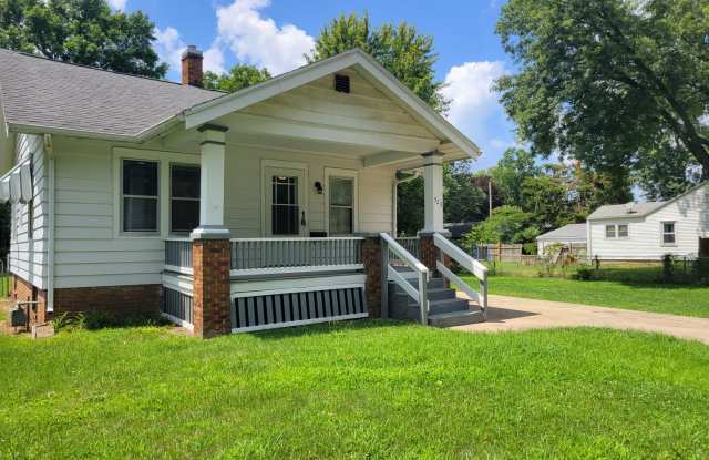 Floor-tastic Retreat: Rent this 3 Bed/1 Bath House with a Porch Full of Possibilities! - 523 North Stephens Avenue, Sangamon County, IL 62702