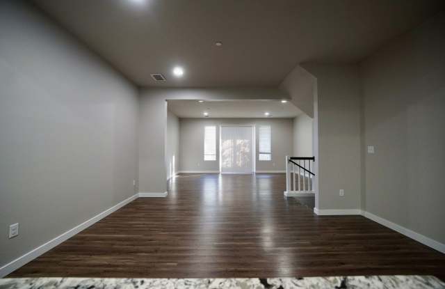 Beautifully Updated Everett Home with Modern Finishes & Extended 2-Car Garage Gallery 4