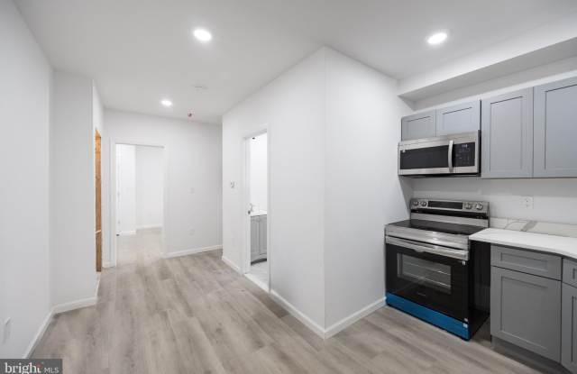 948 BELMONT Avenue Gallery 1