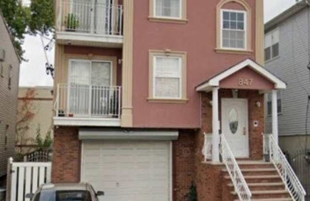 847 Bond St photos photos