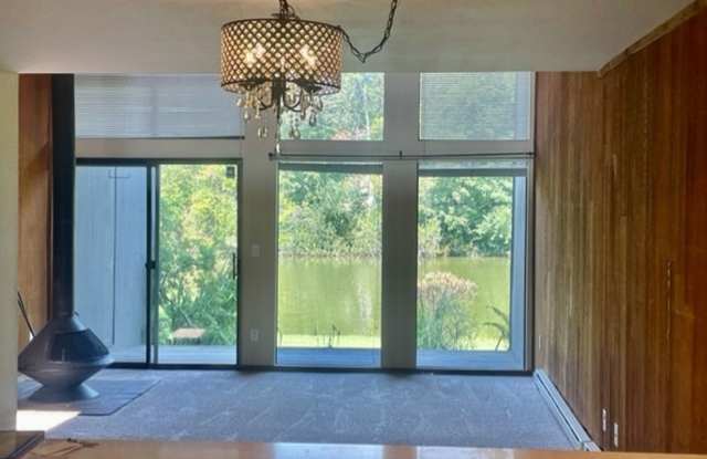 MOVE IN SPECIAL!! Lakefront Living in sought 60/01 complex Gallery 4